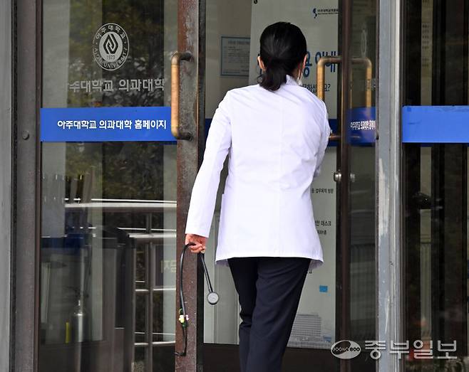 수원시 아주대학교 의과대학 앞에서 의과대 학생이 의과대 건물로 들어가고 있다. 김경민기자