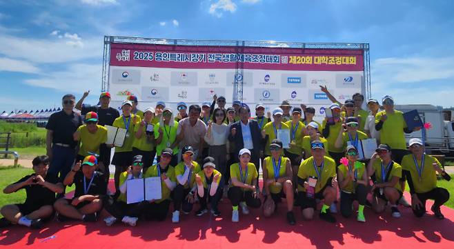 27일 용인조정경기장에서 폐막한 2025 용인특례시장기 전국생활체육조정대회 겸 제20회 대학조정대회서 5관왕에 오른 용인rowing 클럽 선수단이 기념사진을 찍고 있다. 사진=용인시조정협회