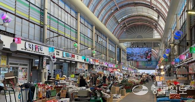 27일 오전 평택시 통복시장에서 시민들이 장을 보고 있다. 최영재기자