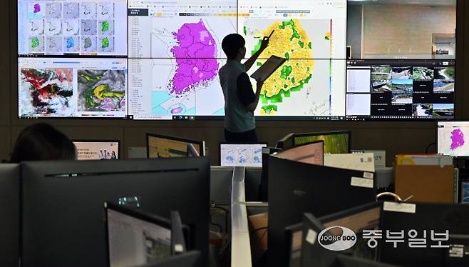 폭염이 이어지고 있는 27일 오전 수원시 권선구 수도권기상청에서 예보관이 폭염 특보 상황과 기온 등을 보여주고 있다. 김경민기자