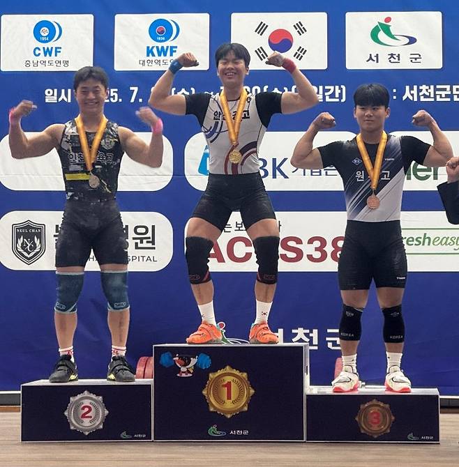 27일 충남 서천군민체육관에서 열린 제52회 전국시도학생역도경기대회서 3관왕에 오른 최시훈(사진 가운데·안산공고)이 시상대 위에서 기념사진을 찍고 있다. 사진=안산공업고등학교