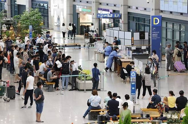 인천국제공항 제1터미널 입국장이 해외 입국자와 환영객으로 붐비고 있다. 연합뉴스 자료사진