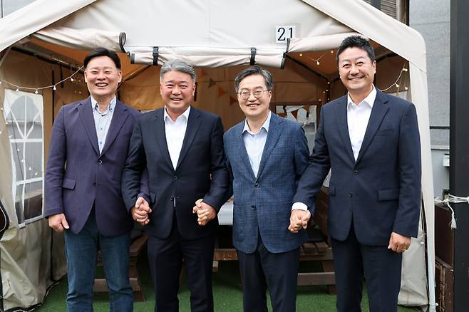 지난 7일 오후 수원시 인계동 소재 식당에서 김동연 도지사, 김진경 의장, 최종현 더불어민주당 대표의원, 김정호 국민의힘 대표의원이 만찬을 함께 했다. 사진=경기도청