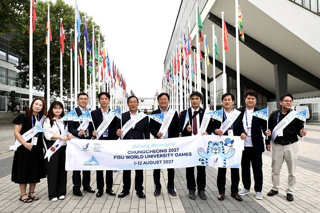 최민호 시장을 비롯한 세종시 방문단이 2025 독일 라인루르 하계 U대회 유도와 농구, 탁구 경기장 앞에서 관람객들을 대상으로 2027 대회 홍보에 나서고 있다. 사진=세종시 제공.