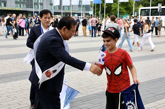 최민호 시장도 이날 경기장을 찾은 방문객들에게 2027 U대회를 홍보했다. 사진=세종시 제공.