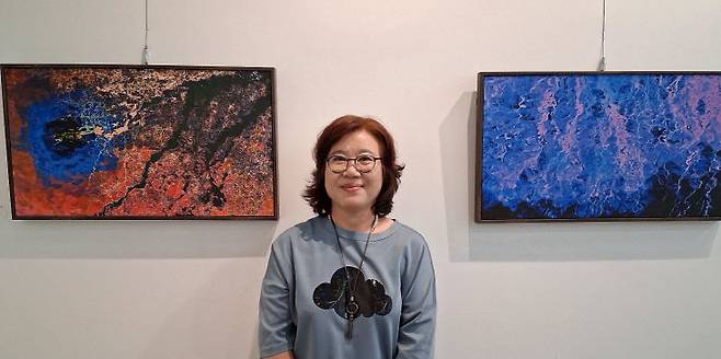신영순 작가와 작품들.사진의 왼쪽이 신 작가의 작품 '내 삶에 춤을~~'이다.
