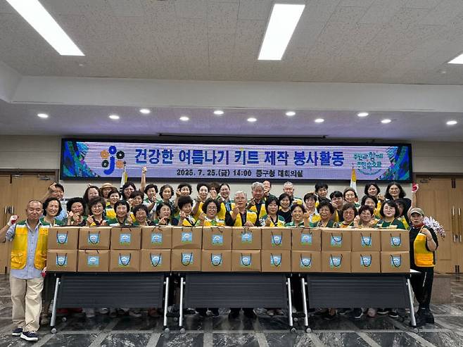 지난 25일 중구 자원봉사센터에서 진행한 '건강한 여름나기 키트 제작 봉사활동' 기념사진. (사진= 대전 중구)