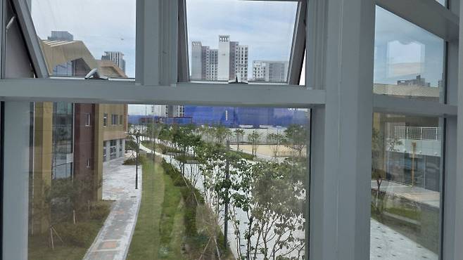 산울초등학교와 중학교 사이에 조성된 공원 모습. /사진=이은지 기자