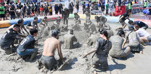제28회 보령머드축제가 충남 대천해수욕장 일원에서 열린 가운데 26일 머드체험존을 찾은 관광객들이 축제를 즐기고 있다. 김주형 기자 kjh2667_@cctoday.co.kr