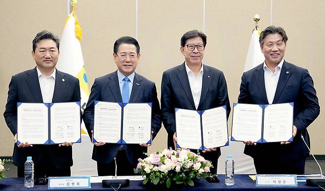 김영록 전남지사가 지난 25일 오후 부산 벡스코에서 열린 ‘국립목포해양대-국립한국해양대 글로컬대학 지정’을 위한 글로컬대학 비전 및 혁신전략 보고회에 앞서 박형준 부산시장, 한원희 국립목포해양대 총장, 류동근 국립한국해양대 총장과 글로컬대학 MOU를 체결하고 있다.<전남도 제공>