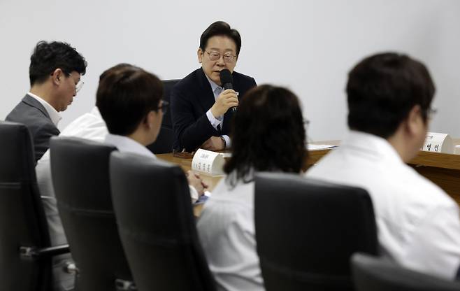 산업재해 근절 현장 노사 간담회, 발언하는 이재명 대통령이재명 대통령이 25일 경기 시흥시 SPC 삼립 시화공장에서 열린 산업재해 근절 현장 노사간담회에서 발언하고 있다. /연합뉴스