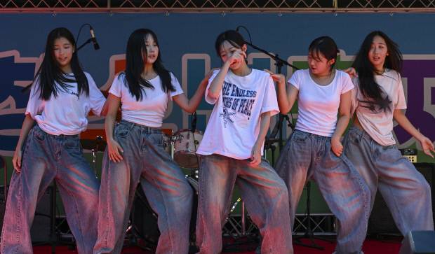 제14회 청소년 축제가 26일 오후 광주 동구 금남로공원에서 열렸다. 일신중학교 댄스동아리 ‘플레티넘’이 공연을 펼치고 있다.  /김진수 기자 jeans@