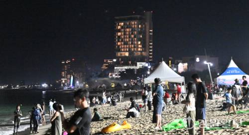 연일 폭염이 이어지는 가운데 27일 강릉시 경포해수욕장 백사장이 야간 개장해 피서 절정기를 맞아 열대야에 지친 피서객들이 몰려 더위를 식히고 있다. 이날 강릉의 밤 최저기온은 강릉 29.8도로 지난 20일 이후 일주일째 열대야가 지속되고 있다. 강릉=권태명기자
