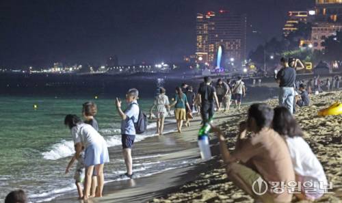 27일 자정 무렵 강릉시 경포해수욕장 백사장이 피서 절정기를 맞아 열대야에 지친 피서객들이 몰려 북적이고 있다. 이날 강릉의 밤 최저기온은 강릉 29.8도로 지난 20일 이후 일주일째 열대야가 지속되고 있다. 강릉=권태명기자
