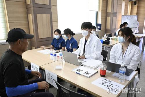 ◇서울대와 이화여대 의과대 연합 의료봉사동아리인 이울진료회가 지난 26일 평창 방림면 계촌리 복지회관에서 의료봉사활동을 했다.