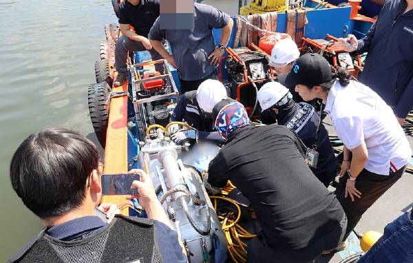 창원시 진해구 부산신항 인근 해상에서 발생한 잠수부 사상 사고와 관련해 해경과 고용노동부 등이 합동 감식을 진행하고 있다. / 창원해경