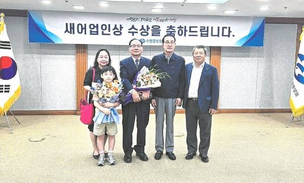 정영조 고성군 수산업협동조합 조합원이 정치망어업 장비 현대화와 귀어 어업인 기술 전수 등의 공로를 인정받아 수협중앙회로부터 새어업인상을 수상했다.