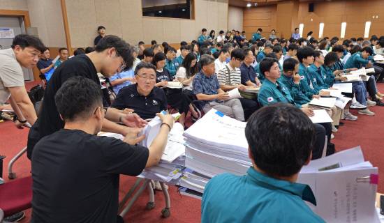 27일 진주시청에서 지난 7월 16∼20일 발생한 호우피해와 관련해 산청 하동 진주 등 지역의 피해조사 공무원들이 중앙합동조사단 관계자들로 부터 피해조사 방법에 대한 교육을 받고 있다. 중앙합동조사단은 이날 진주시청에서 교육을 진행한 후 오후 5시부터 진주시 문산읍 문산스포츠파크실내체육관으로 자리를 옮겨 임시사무실을 설치하고 피해지역에 대한 본격적인 조사 및 복구계획 수립 업무에 돌입했다.