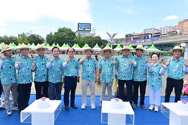 봉화은어축제 개막식에서 임종득 국회의원(중앙)과 박현국 봉화군수(우측)와 축제관계자가 개막식을 하고 기념 촬영을 했다. /봉화군 제공