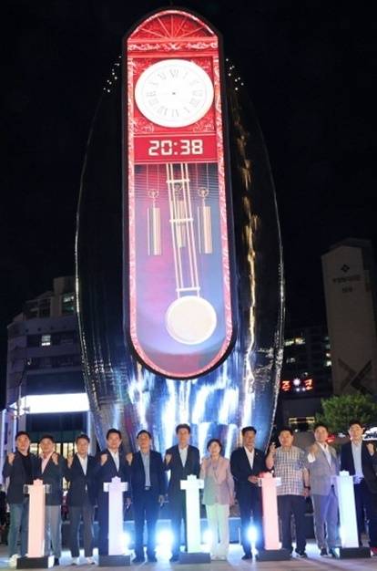 포항시는 지난 26일 영일대해수욕장에서 이강덕 포항시장, 김일만 포항시의회 의장, 지역 주요 인사와 시민, 관광객 등 300여 명이 참석한 가운데 ‘빛의 시계탑’ 준공식을 개최했다. /포항시 제공