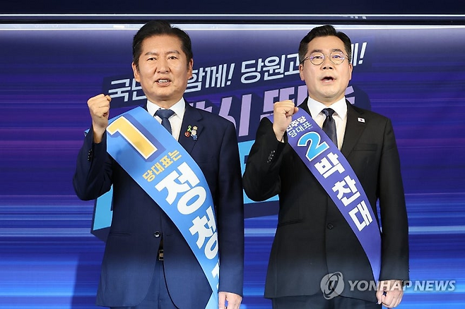 민주당 정청래·박찬대(오른쪽) 당대표 후보가 지난 20일 서울 여의도 당사에서 열린 8·2 전당대회 순회 경선 영남권 합동연설회에서 파이팅을 외치며 기념 촬영하고있다. /연합뉴스