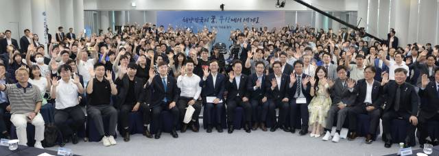 이재명 대통령이 25일 부산 부경대에서 열린 타운홀미팅 '부산의 마음을 듣다' 간담회를 마치며 참석자들과 기념촬영을 하고 있다. 정대현 기자 jhyun@