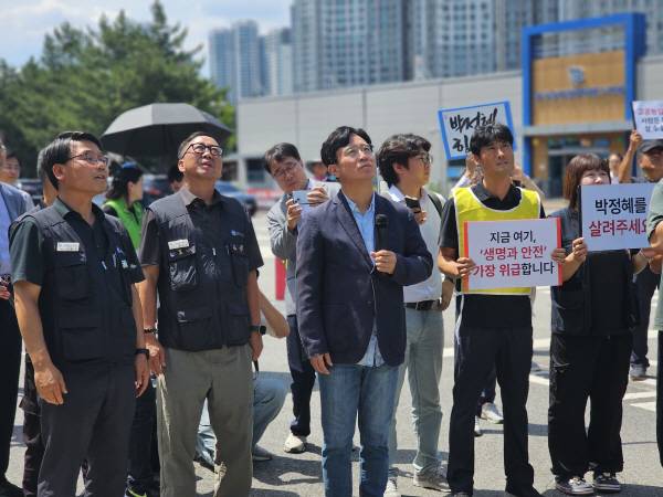 김영훈 고용노동부 장관이 26일 구미 한국옵티칼하이테크 고공농성장을 찾아 박정혜 노조원과 대화를 하고있다. 금속노조