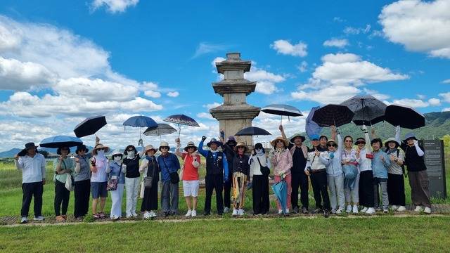 기행단이 미탄사지삼층석탑에서 기념촬영하고 있다. 정인수 문화해설사 제공