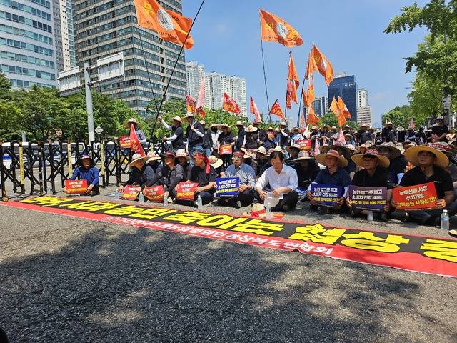 경북 농민들이 정부의 농축산물 수입을 미국과의 관세 협상카드로 시사하자 반대를 위한 농민대회를 대통령 집무실 인근에서 개최하고 있다. 경북도 후계농업경영인연합회 제공-