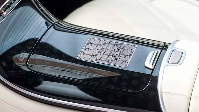 메르세데스 마이바흐 실버 라이닝 한정판 배지