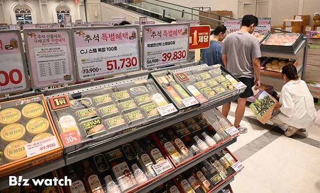 지난해 9월 13일 추석 연휴를 하루 앞두고 서울의 한 대형마트를 찾은 시민들이 추석선물셋트를 고르고 있다./사진=이명근 기자 qwe123@