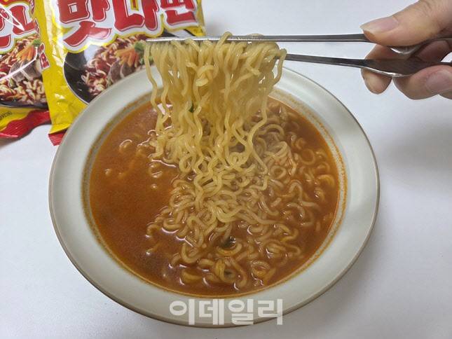 ‘맛나면’을 조리한 모습. 면발은 감자전분과 타피오카가 들어가 쫄깃한 식감을 내지만, 국물과의 조화는 아쉬움을 남긴다. (사진=한전진 기자)
