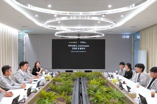 지난 25일 카카오뱅크가 경기 성남 판교 오피스에서 ‘해킹방어대회 데프콘 출전팀 초청 간담회’를 진행하고, 공식 후원을 결정했다.(사진=카카오뱅크)