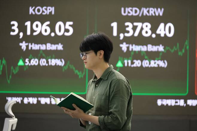 25일 서울 중구 하나은행 본점에서 직원들이 증시와 환율을 모니터하고 있다. (사진=연합뉴스)