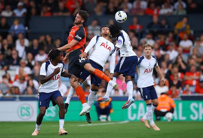 토트넘 선수단이 루턴과 경기를 치르고 있다