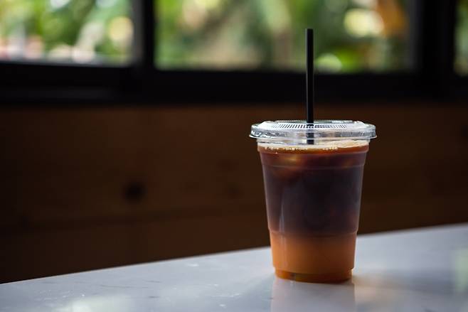 폭염에 땀을 많이 흘리는데 맹물 대신 냉커피를 마시면 몸속 수분 배출이 빨라진다. [사진=게티이미지뱅크]