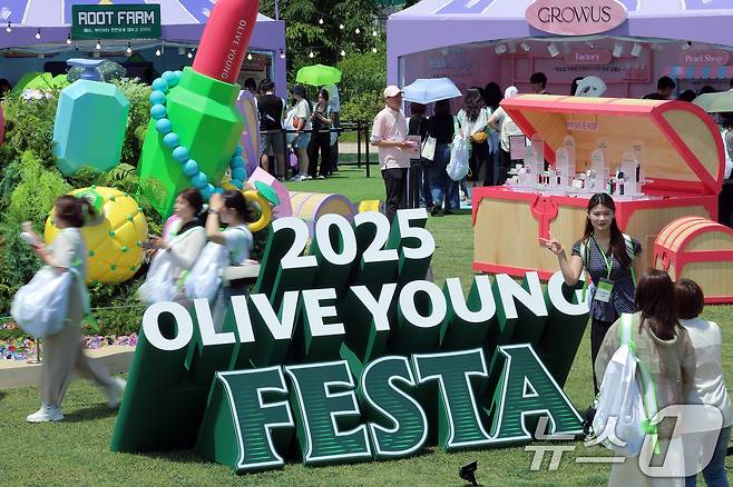 22일 서울 노들섬에서 열린 국내 최대 규모 체험형 뷰티&헬스 축제 '2025 올리브영 페스타'를 찾은 글로벌 주요 유통 플랫폼 관계자들이 즐거운 시간을 보내고 있다. CJ올리브영(340460)은 스킨케어, 메이크업, 퍼스널 케어, 헬시라이프, 럭스에디트 등 크게 5개 존 총 84개 부스, 108개 브랜드가 참여해 오는 25일까지 5일간 전 행사 대비 약 두 배 수준인 3만 명이 이번 축제를 찾는다고 밝혔다. 2025.5.22/뉴스1 ⓒ News1 박정호 기자