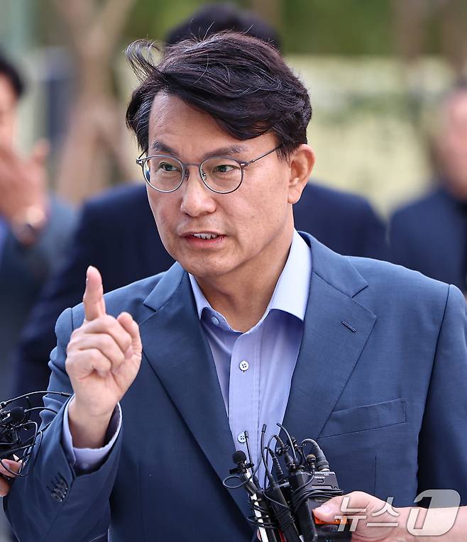 공천 개입 의혹을 받는 윤상현 국민의힘 의원이 27일 서울 종로구에 마련된 김건희 특검팀(특별검사 민중기) 사무실로 조사를 받기 위해 출석하고 있다. 2025.7.27/뉴스1 ⓒ News1 김도우 기자