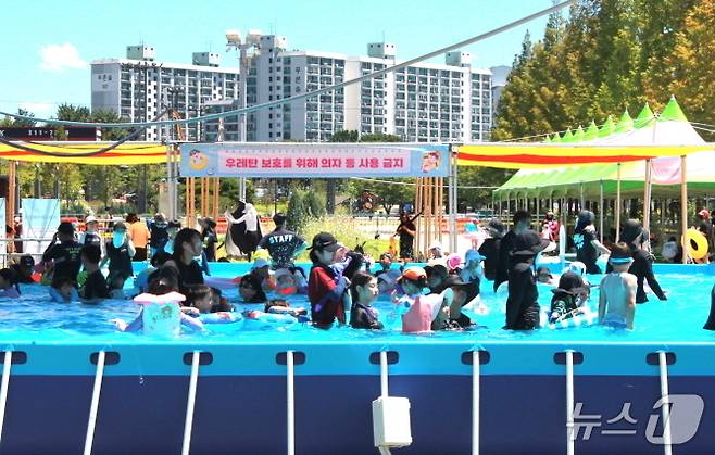 27일 정오께 전북 전주월드컵경기장광장에 마련된 '한바탕 전주 여름철 물놀이장'이 시민들로 북적이고 있다. 2025.7.27/뉴스1 신준수 기자