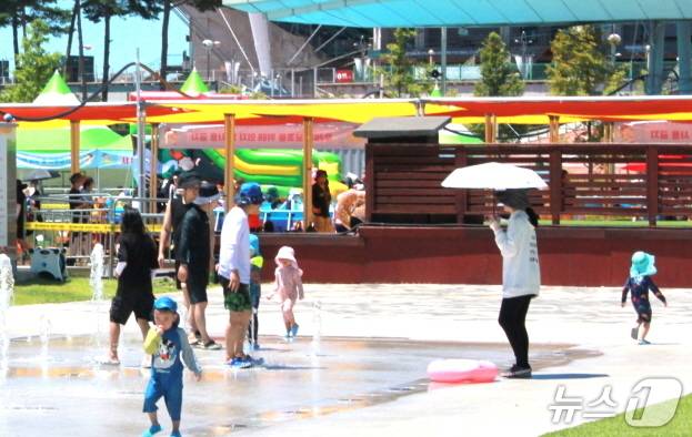 27일 정오께 전북 전주월드컵경기장광장에 마련된 '한바탕 전주 여름철 물놀이장' 옆 바닥분수에서 아이들이 무더위를 피하고 있. 2025.7.27/뉴스1 신준수 기자