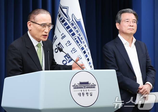 위성락 국가안보실장(왼쪽)과 김용범 정책실장이 25일 서울 용산구 대통령실 청사에서 비서실장 주재 통상대책회의 관련 브리핑을 하고 있다. 2025.7.25/뉴스1 ⓒ News1 허경 기자