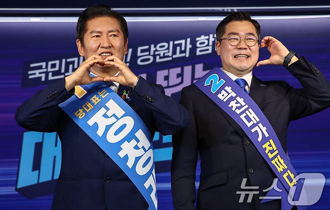 정청래 후보와 박찬대 후보가 지난 19일 서울 여의도 더불어민주당 중앙당사에서 열린 '당대표 및 최고위원 선출을 위한 충청권 합동연설회'에서 기념촬영을 하고 있다. 2025.7.19/뉴스1 ⓒ News1 김도우 기자
