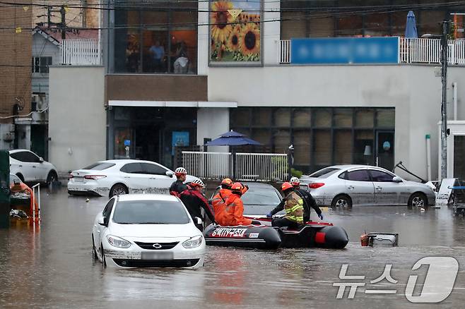 지난 17일 오후 대구 북구 노곡동 마을이 집중호우에 침수돼 119구조대가 고립된 주민을 구조하기 위해 구명보트를 타고 마을로 들어가고 있다.  뉴스1 ⓒ News1 공정식 기자
