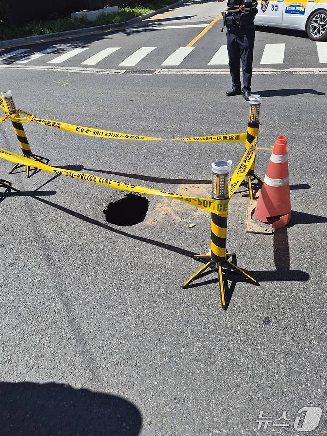 아산 배방읍 공수리 싱크홀 발생 현장 (아산소방서 제공, 재판매 및 DB금지) / 뉴스1