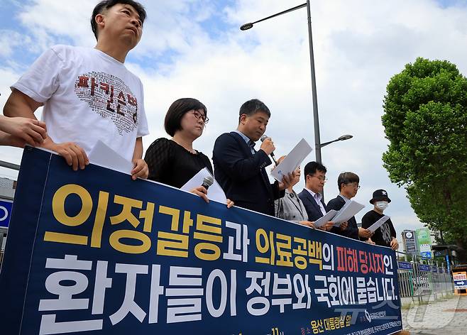 한국환자단체연합회 소속 관계자들이 14일 서울 용산 대통령실 앞에서 열린 기자회견에서 이재명 정부의 ‘환자 중심 의료개혁’ 실현과 정부와 국회에 의정갈등으로 인한 의료공백 재발 방지를 촉구하고 있다. 2025.7.14/뉴스1 ⓒ News1 김진환 기자