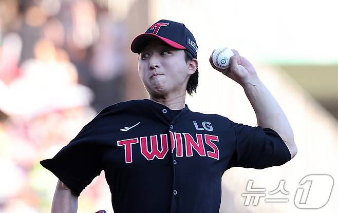 27일 서울 송파구 잠실야구장에서 열린 프로야구 '2025 신한 SOL뱅크 KBO 리그' LG 트윈스와 두산 베어스의 경기, LG 선발투수 최재흥이 역투하고 있다. 2025.7.27/뉴스1 ⓒ News1 박지혜 기자