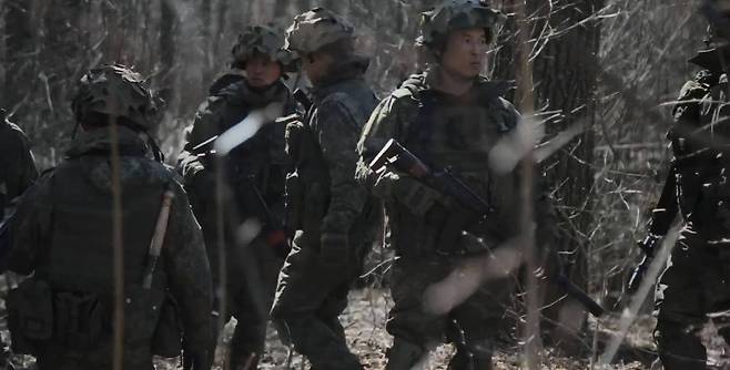 주북 러시아대사관은 27일 사회관계망서비스(SNS)를 통해 고려인 5세 출신의 러시아 언론인 마리나 김이 쿠르스크 지역의 북한군 부대를 방문해 촬영한 영상이 기록영화로 제작된다고 소개했다. (주북러시아대사관 SNS 갈무리)