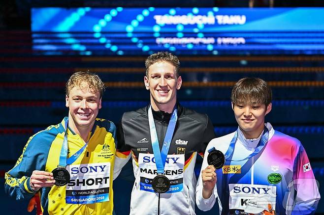 김우민(오른쪽)이 27일 열린 2025 싱가포르 세계수영선수권대회 남자 자유형 400m 결선에서 3분42초60의 기록으로 동메달을 획득했다.  루카스 메르텐스(가운데)가 금메달을 목에 걸었고, 새무얼 쇼트(왼쪽)가 은메달을 가져갔다. ⓒ AFP=뉴스1
