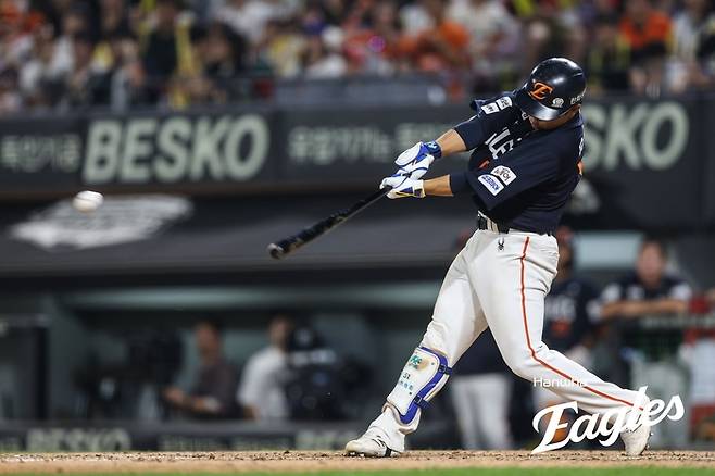 한화 문현빈이 7일 광주-기아 챔피언스 필드에서 열린 2025 KBO리그 정규시즌 KIA전 11회초 안타를 치고 있다. 사진 | 한화 이글스