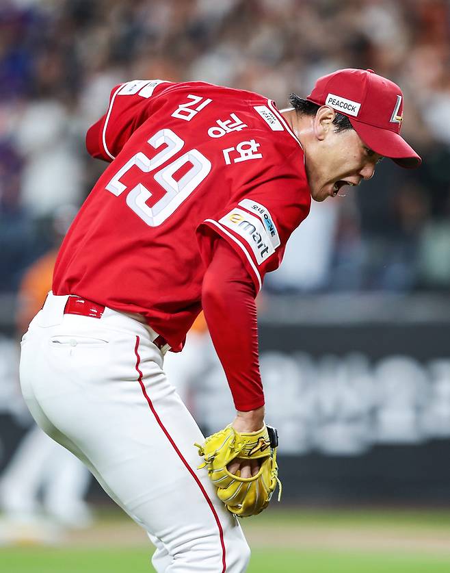 SSG 김광현이 26일 대전 한화생명 볼파크에서 열린 2025 KBO리그 정규시즌 한화전에서 아웃카운트를 잡고 환호하고 있다. 사진 | SSG 랜더스